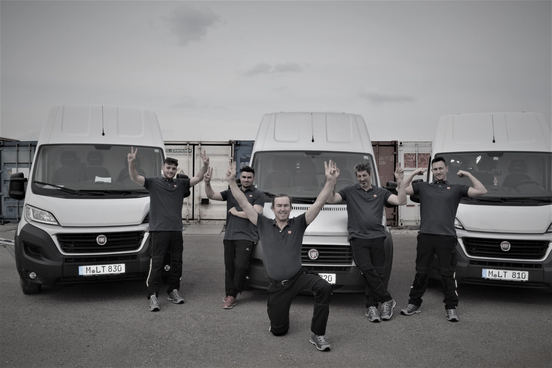 Das Team von Entrümpelung089 vor den Transportern